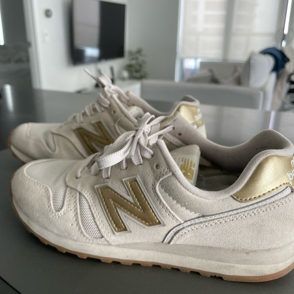 New balance beige sneaker US 7. Wore Once only! - Picture 2 of 7
